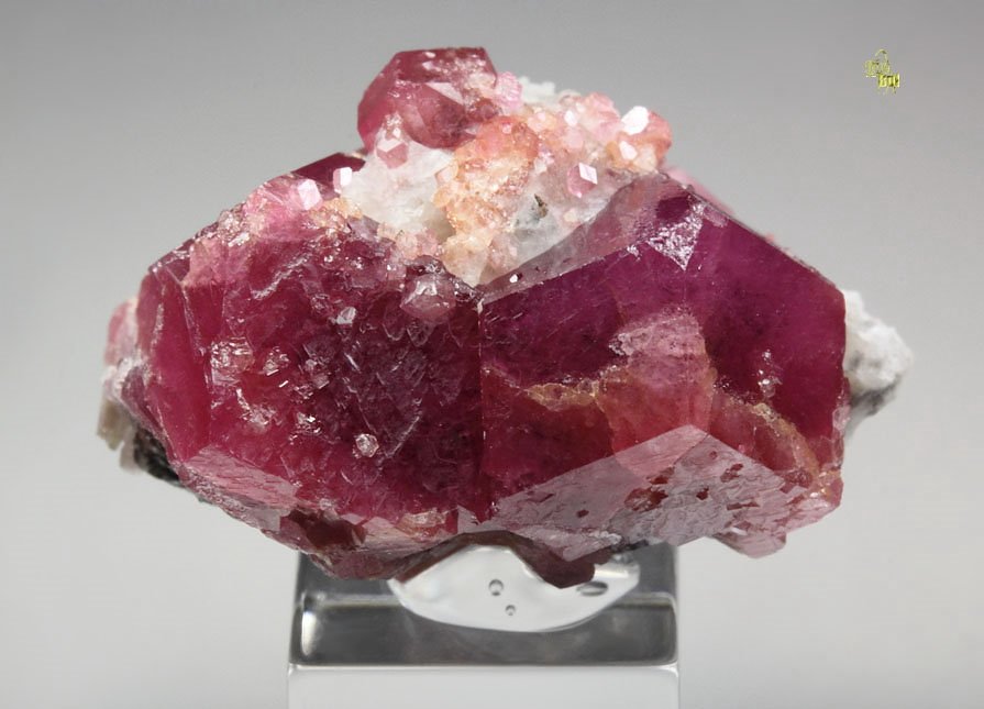 GARNET var. GROSSULAR