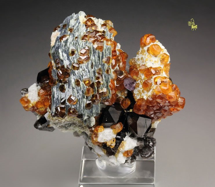 gem GARNET var. SPESSARTINE, QUARTZ var. SMOKY, MUSCOVITE, MICROCLINE, FLUORITE