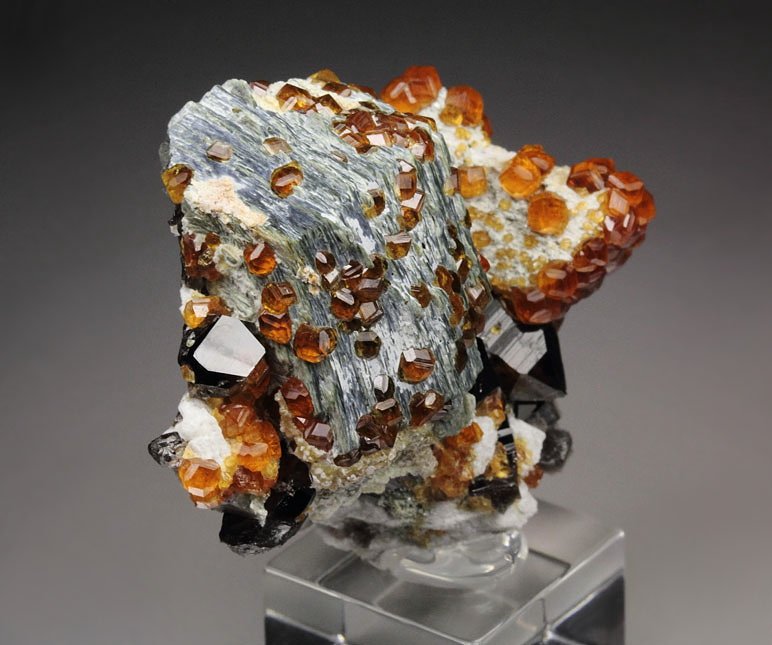 gem GARNET var. SPESSARTINE, QUARTZ var. SMOKY, MUSCOVITE, MICROCLINE, FLUORITE