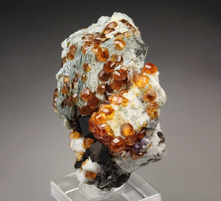 gem GARNET var. SPESSARTINE, QUARTZ var. SMOKY, MUSCOVITE, MICROCLINE, FLUORITE