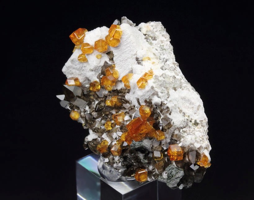 gem GARNET var. SPESSARTINE, QUARTZ var. SMOKY, MUSCOVITE, MICROCLINE