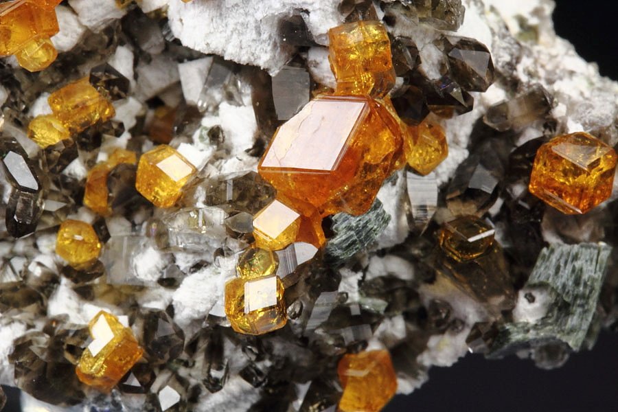 gem GARNET var. SPESSARTINE, QUARTZ var. SMOKY, MUSCOVITE, MICROCLINE