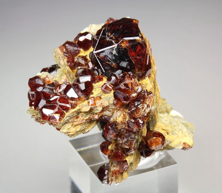 gem GARNET var. SPESSARTINE, MUSCOVITE