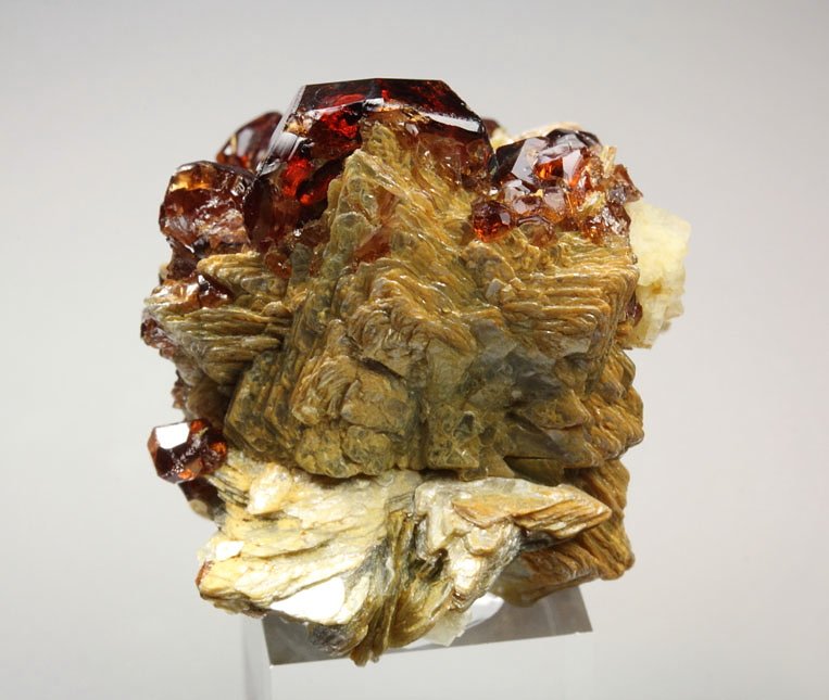 gem GARNET var. SPESSARTINE, MUSCOVITE