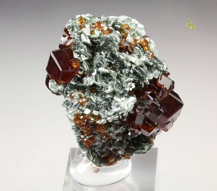 gem GARNET var. HESSONITE, CLINOCHLORE