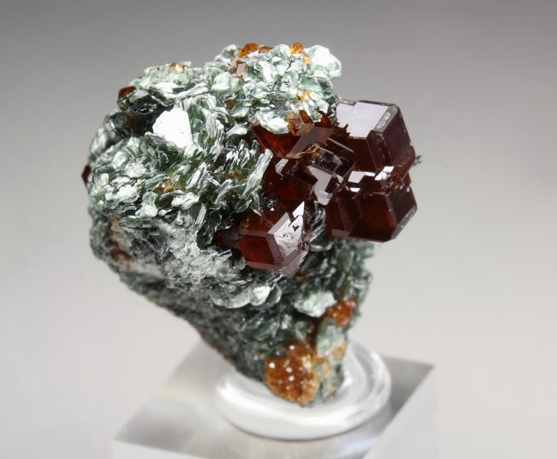 gem GARNET var. HESSONITE, CLINOCHLORE