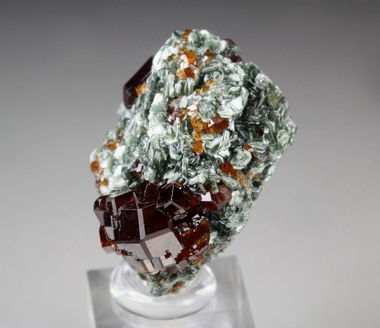 gem GARNET var. HESSONITE, CLINOCHLORE