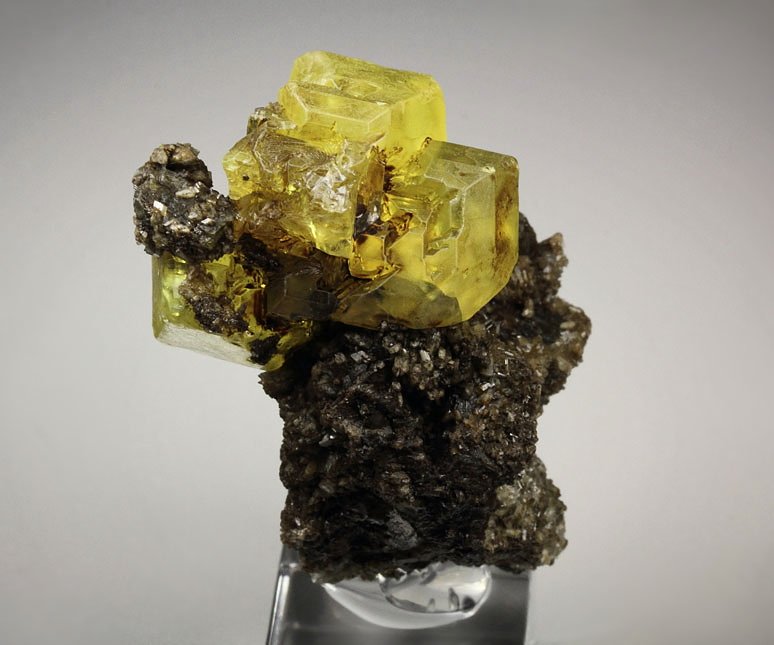 SULPHUR with petroleum inclusions, ARAGONITE