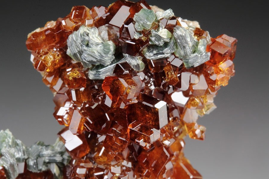 gem GARNET var. HESSONITE, CLINOCHLORE