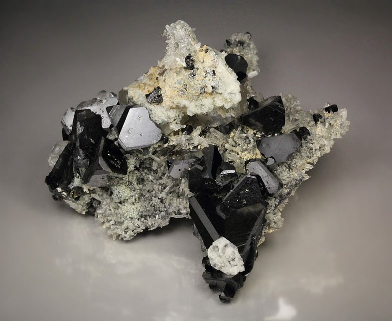 SPHALERITE tetrahedrons, QUARTZ, CALCITE