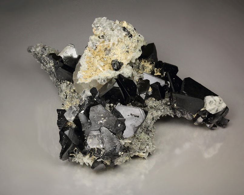 SPHALERITE tetrahedrons, QUARTZ, CALCITE