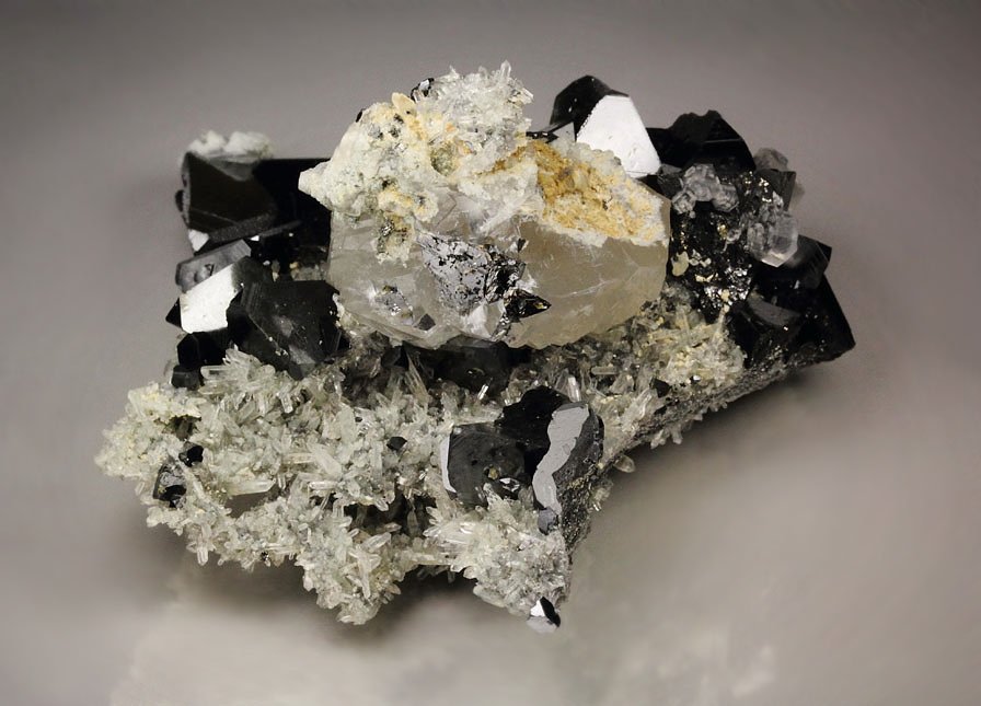 SPHALERITE tetrahedrons, QUARTZ, CALCITE