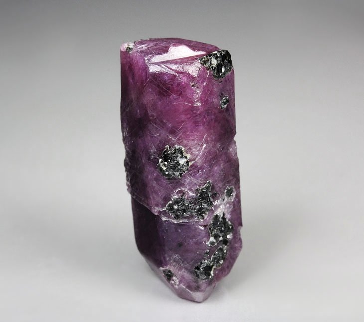 bi-terminated CORUNDUM var. RUBY, MUSCOVITE