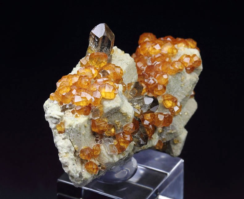 gem GARNET var. SPESSARTINE, QUARTZ var. SMOKY, MICROCLINE