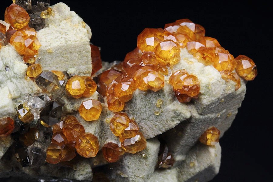 gem GARNET var. SPESSARTINE, QUARTZ var. SMOKY, MICROCLINE