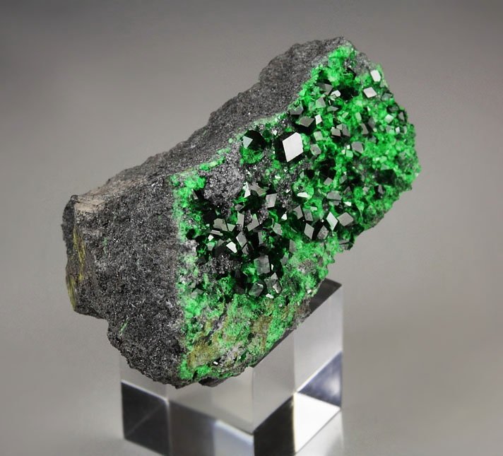 GARNET var. UVAROVITE, CLINOCHLORE