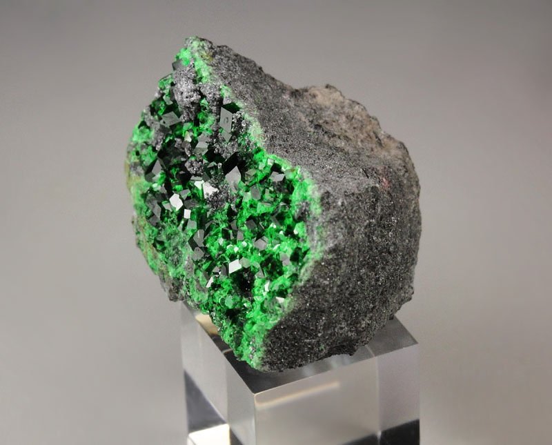 GARNET var. UVAROVITE, CLINOCHLORE