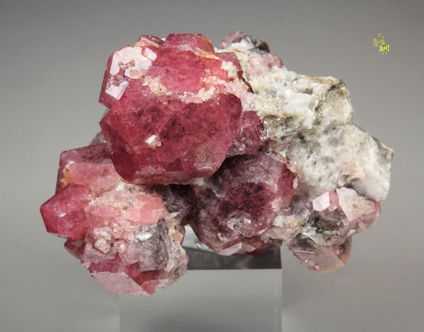 GARNET var. GROSSULAR