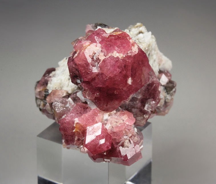 GARNET var. GROSSULAR