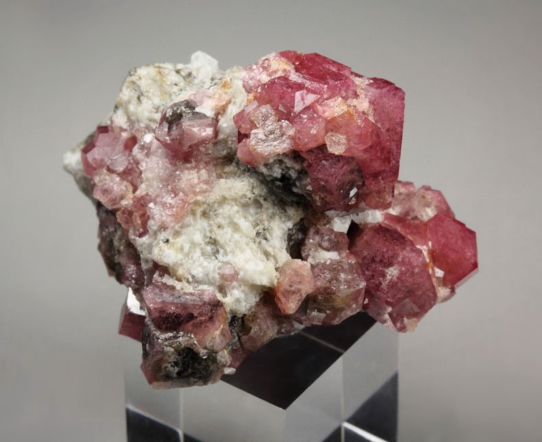 GARNET var. GROSSULAR