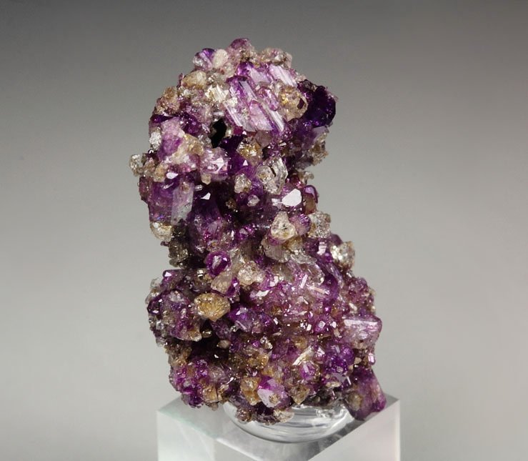 VESUVIANITE var. MANGANOAN, GARNET var. GROSSULAR