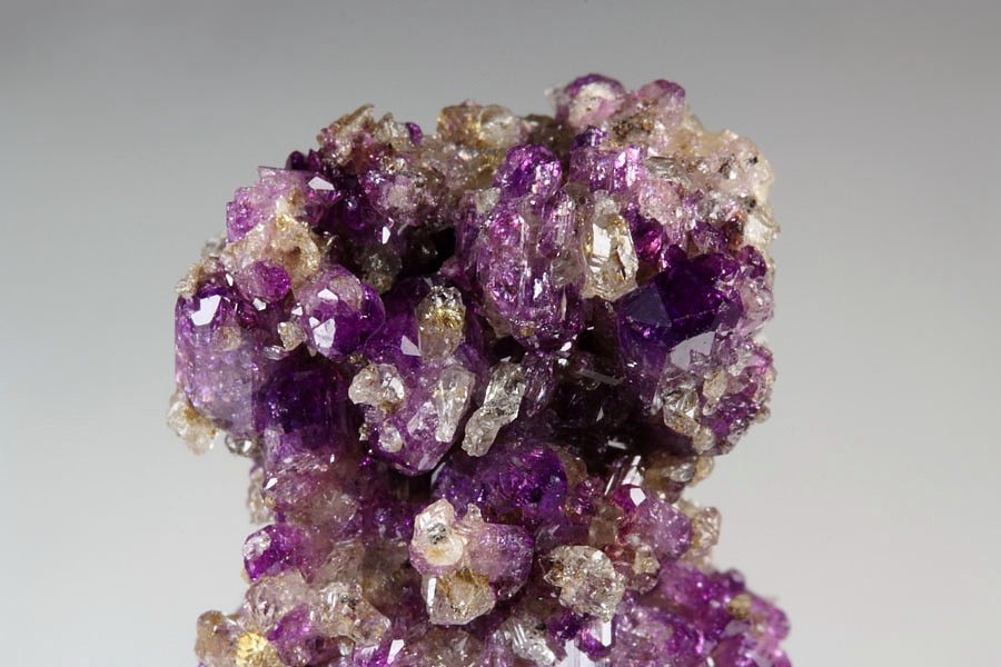 VESUVIANITE var. MANGANOAN, GARNET var. GROSSULAR