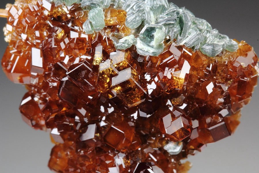 gem GARNET var. HESSONITE, CLINOCHLORE