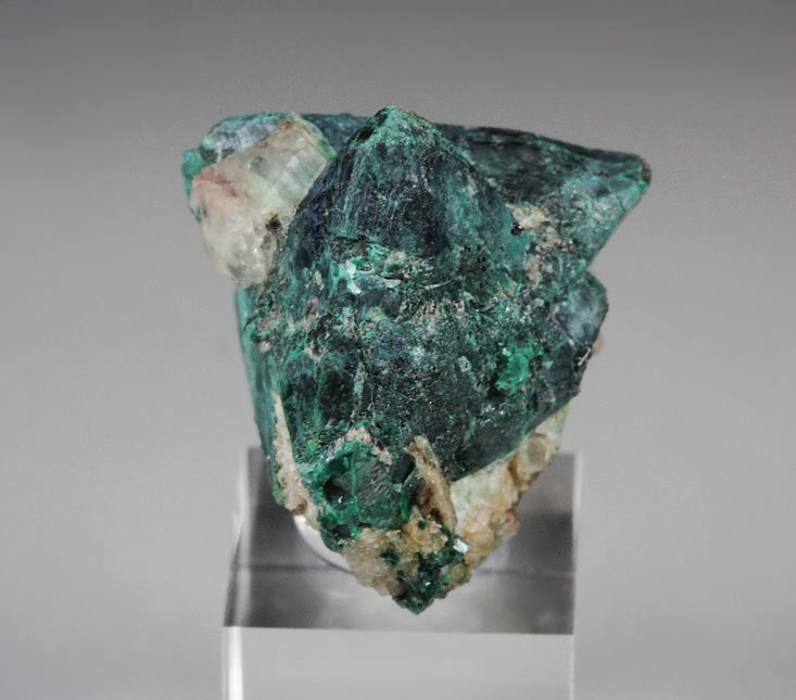 twinned TETRAHEDRITE, MALACHITE, CUPROROMEITE 