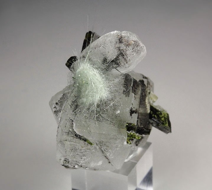 AMPHIBOLE GROUP var. BYSSOLITE, EPIDOTE, CALCITE