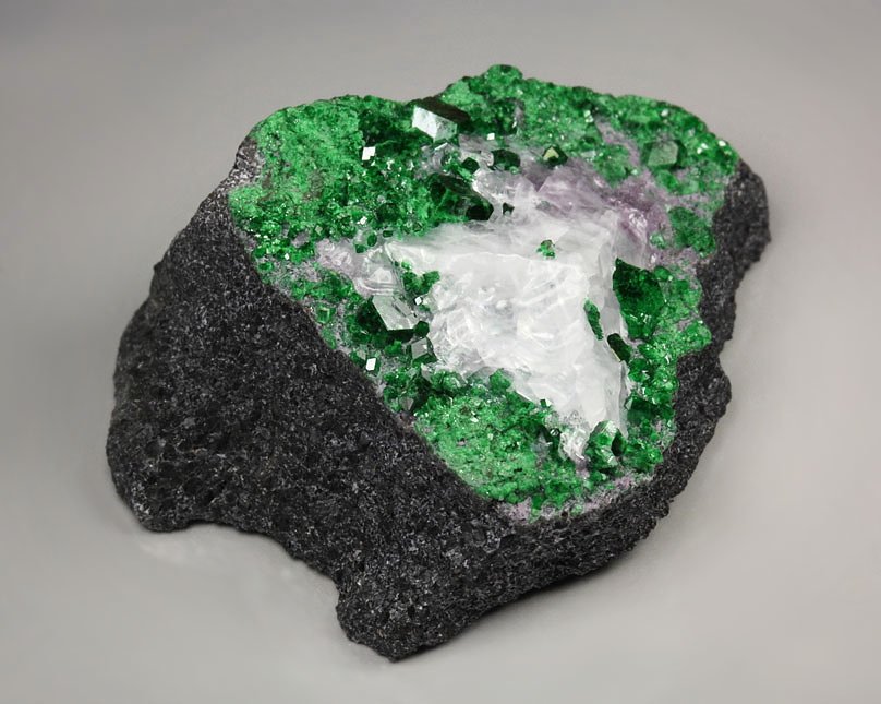 GARNET var. UVAROVITE, CALCITE