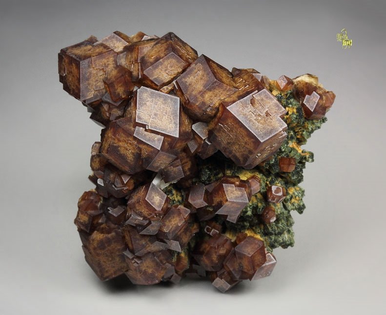 GARNET var. ANDRADITE, HEDENBERGITE, QUARTZ