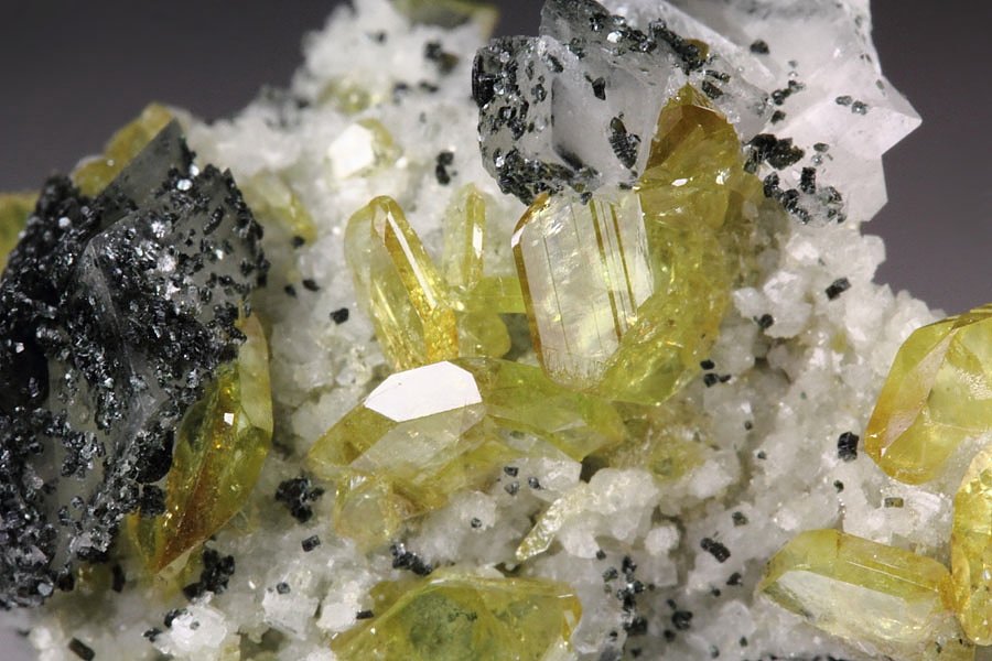 gem TITANITE twinned, K FELDSPAR var. ADULARIA, CLINOCHLORE, CALCITE