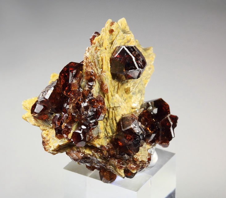 gem GARNET var. SPESSARTINE, MUSCOVITE