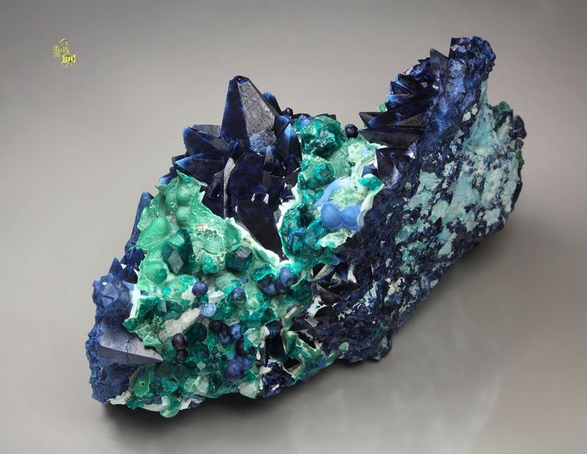 SHATTUCKITE pseudomorph after DIOPTASE after CALCITE, MALACHITE, DIOPTASE, CHRYSOCOLLA