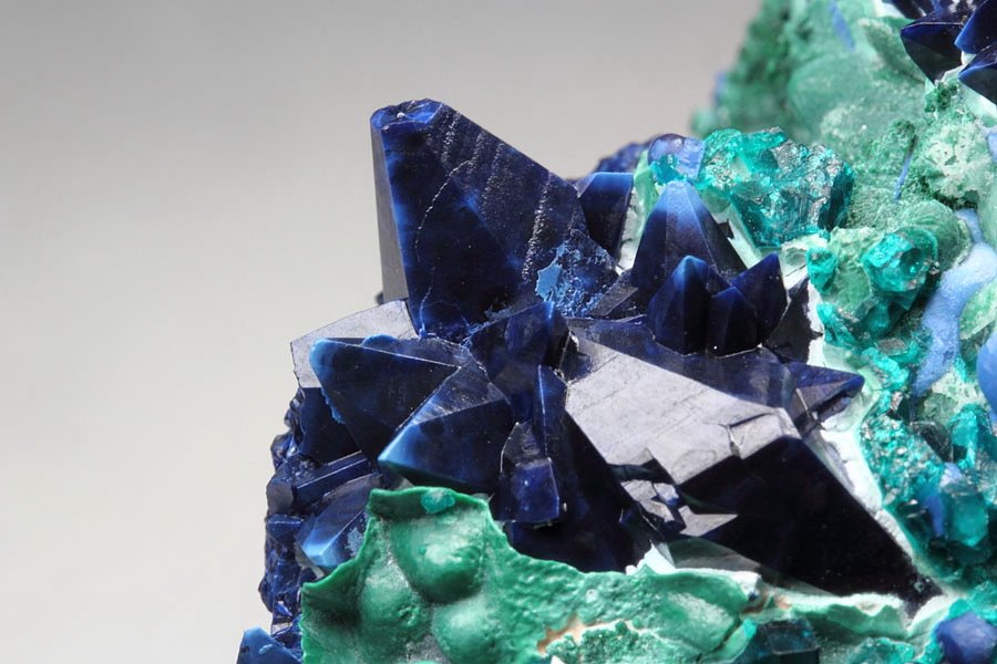 SHATTUCKITE pseudomorph after DIOPTASE after CALCITE, MALACHITE, DIOPTASE, CHRYSOCOLLA