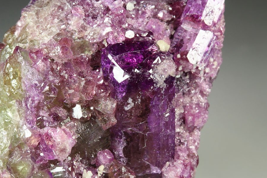 gem VESUVIANITE var. MANGANOAN