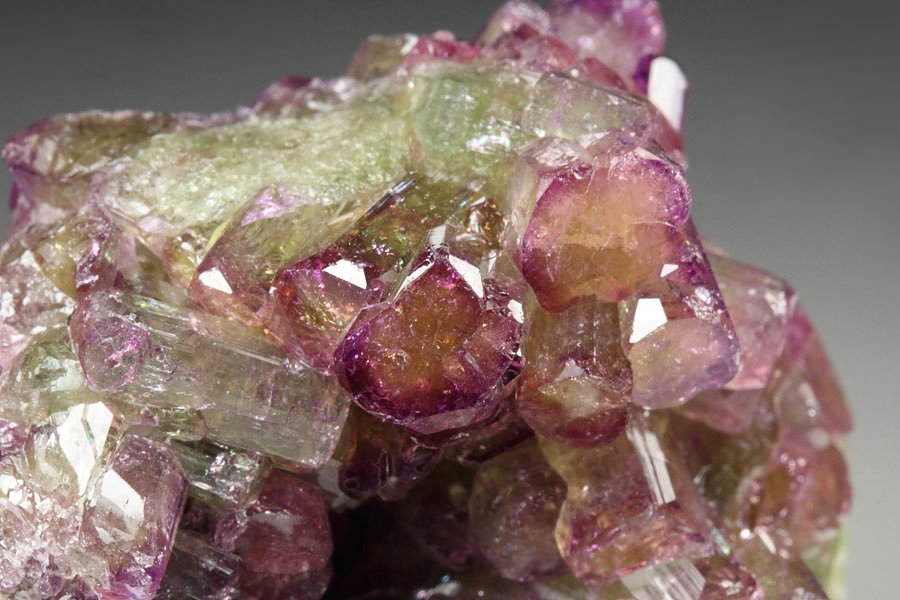 gem VESUVIANITE var. MANGANOAN