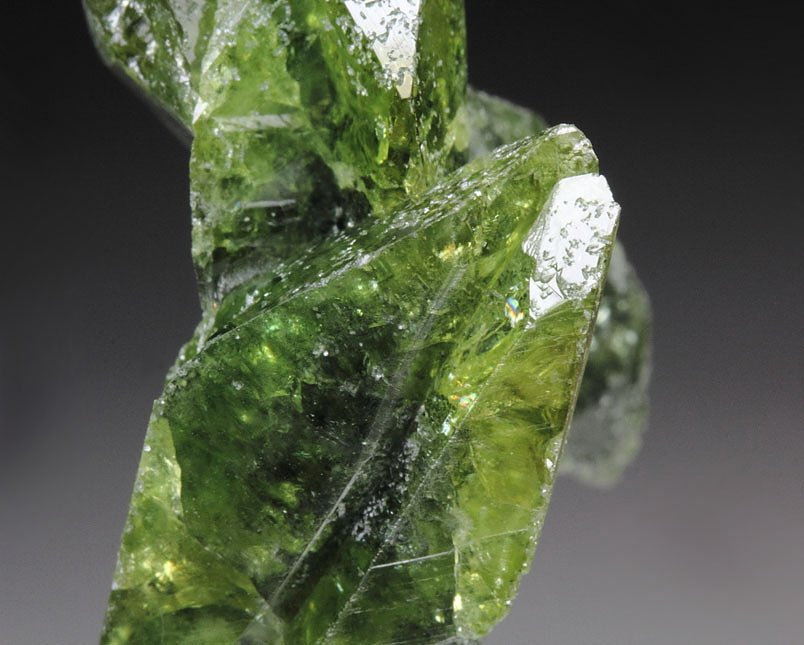 gem TITANITE twinned with CLINOCHLORE inclusions