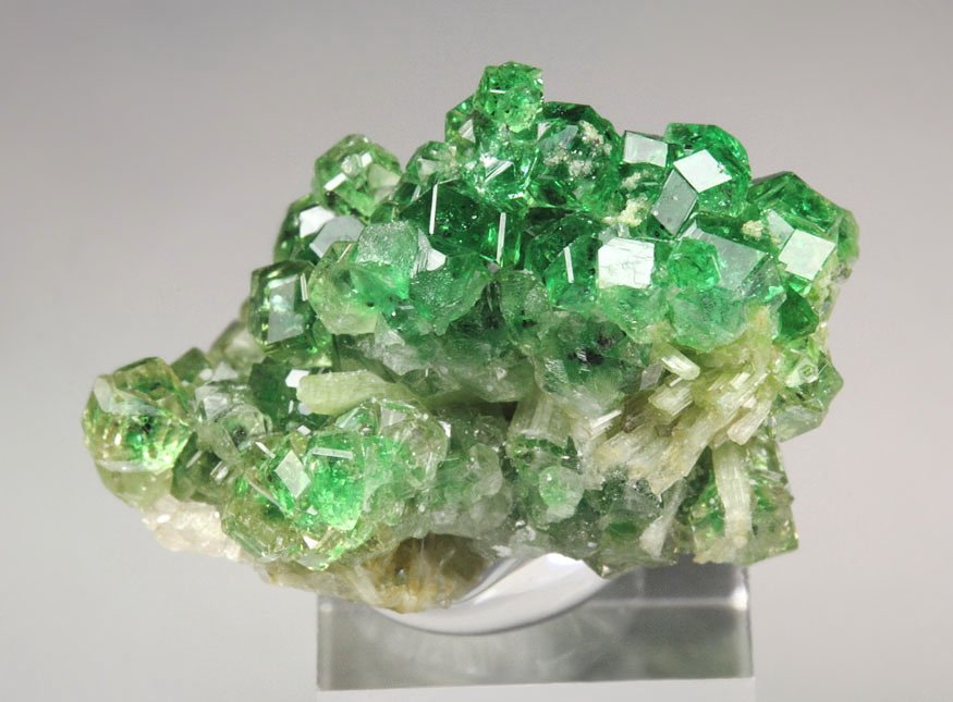 gem GARNET var. GROSSULAR var. CHROMIAN, DIOPSIDE, CHROMITE