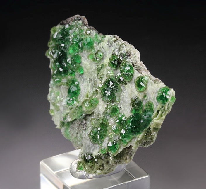 gem GARNET var. GROSSULAR with GREEN CHROMIAN PHANTOMS