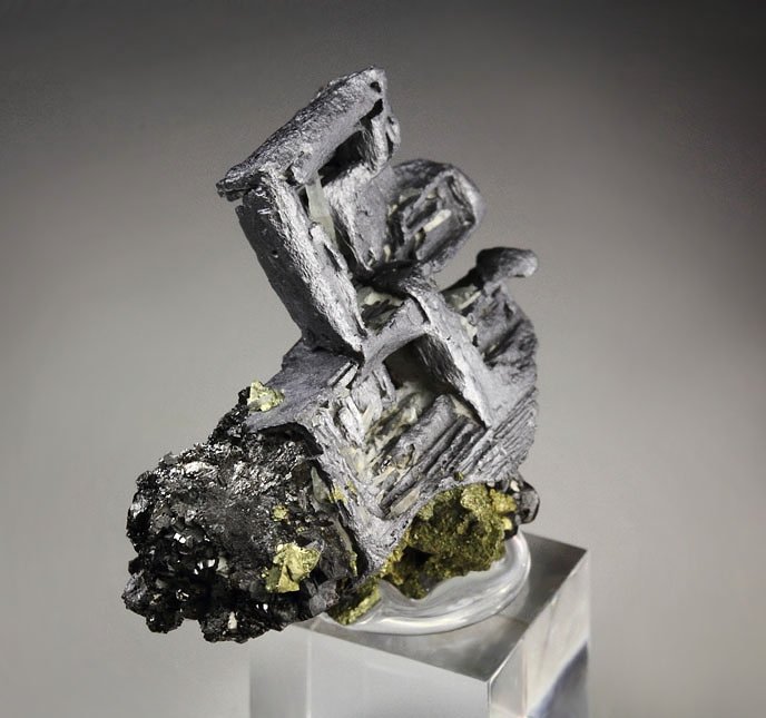 skeletal GALENA, CHALCOPYRITE, QUARTZ, SPHALERITE