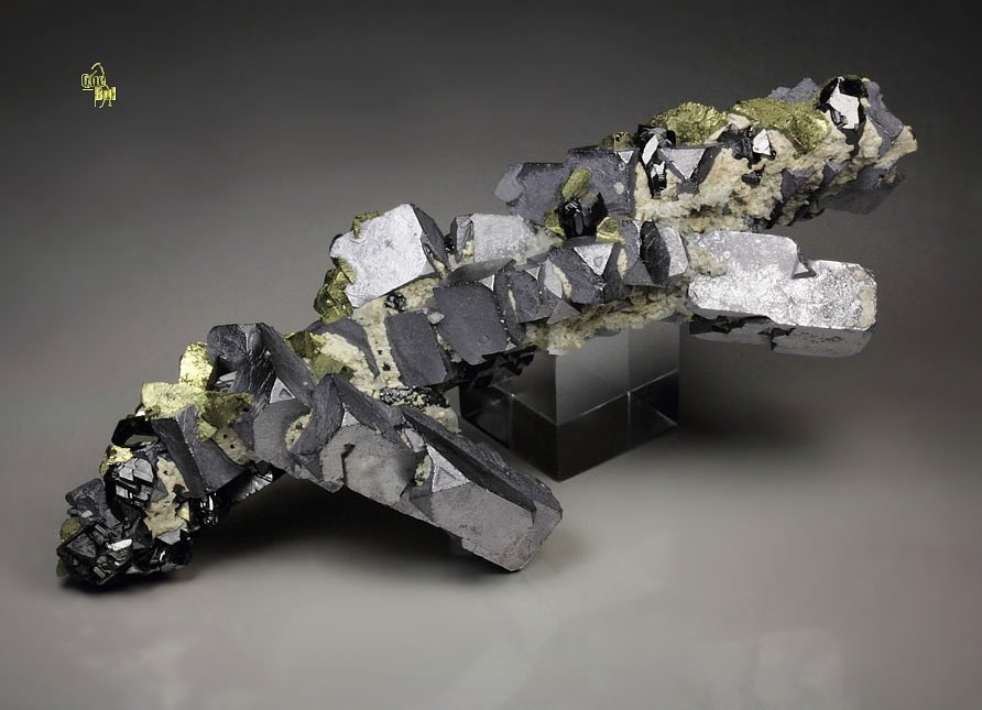 skeletal GALENA, CHALCOPYRITE, SPHALERITE, QUARTZ