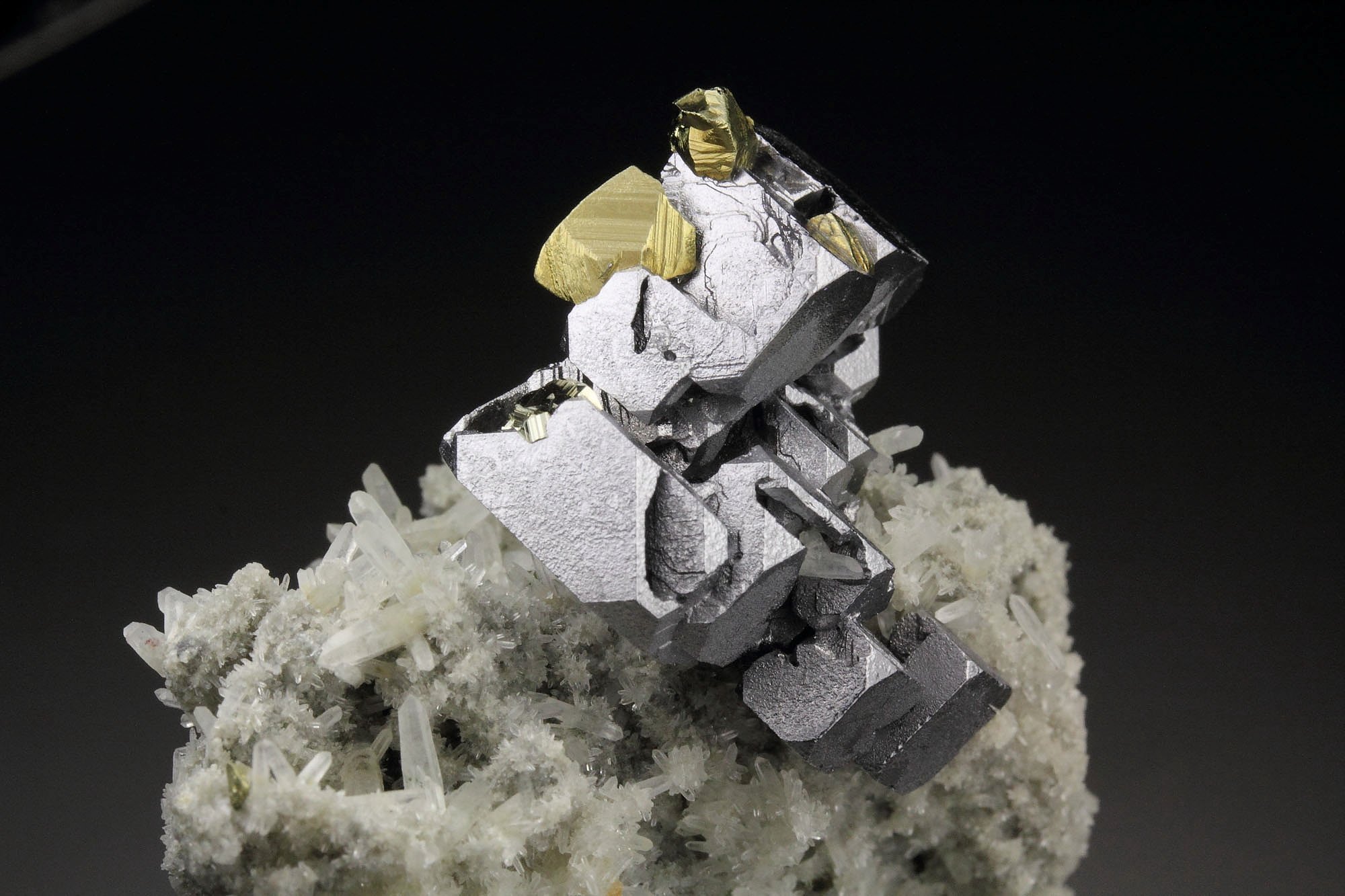 skeletal GALENA, CHALCOPYRITE, PYRITE, QUARTZ