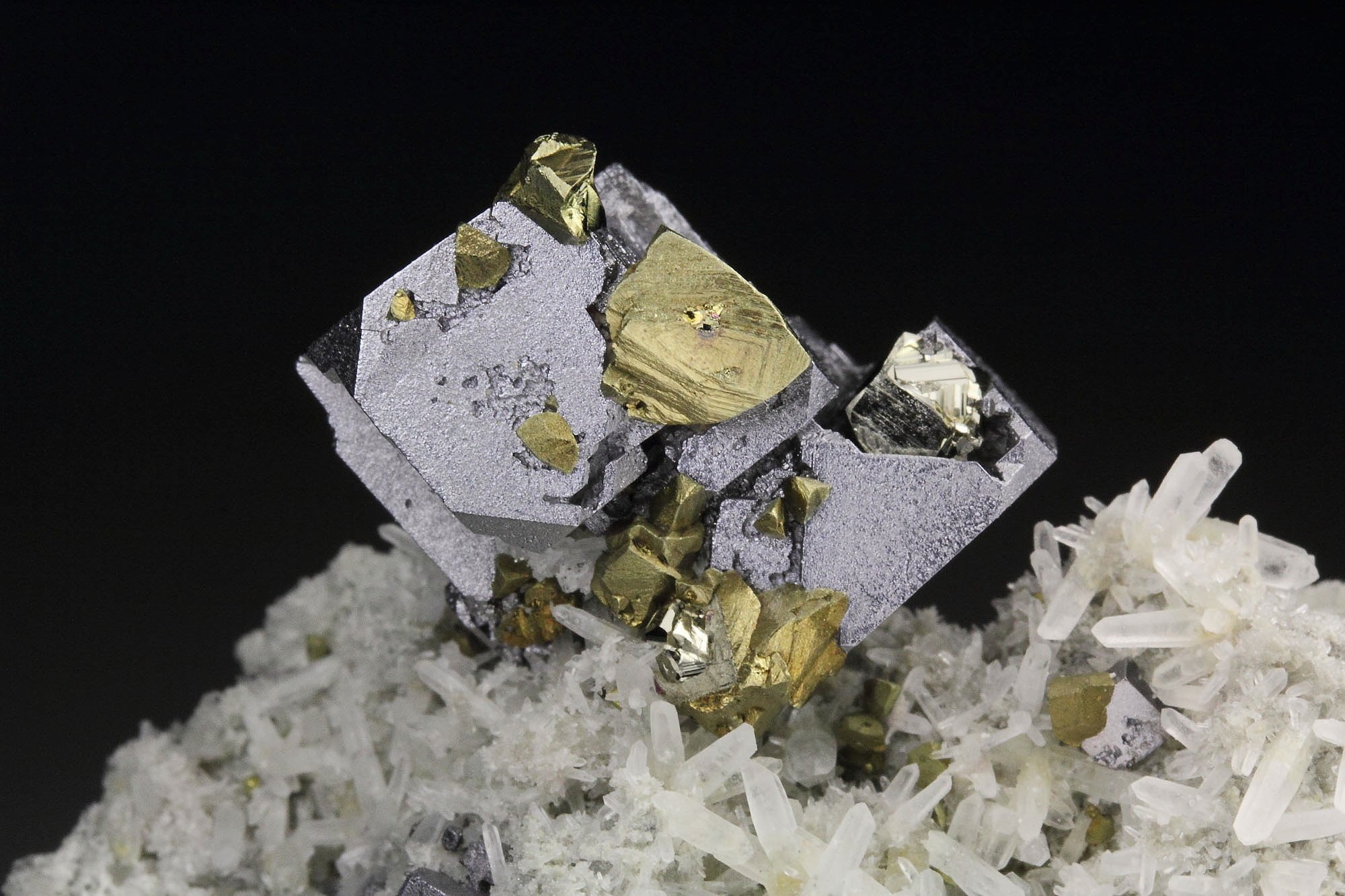 skeletal GALENA, CHALCOPYRITE, PYRITE, QUARTZ