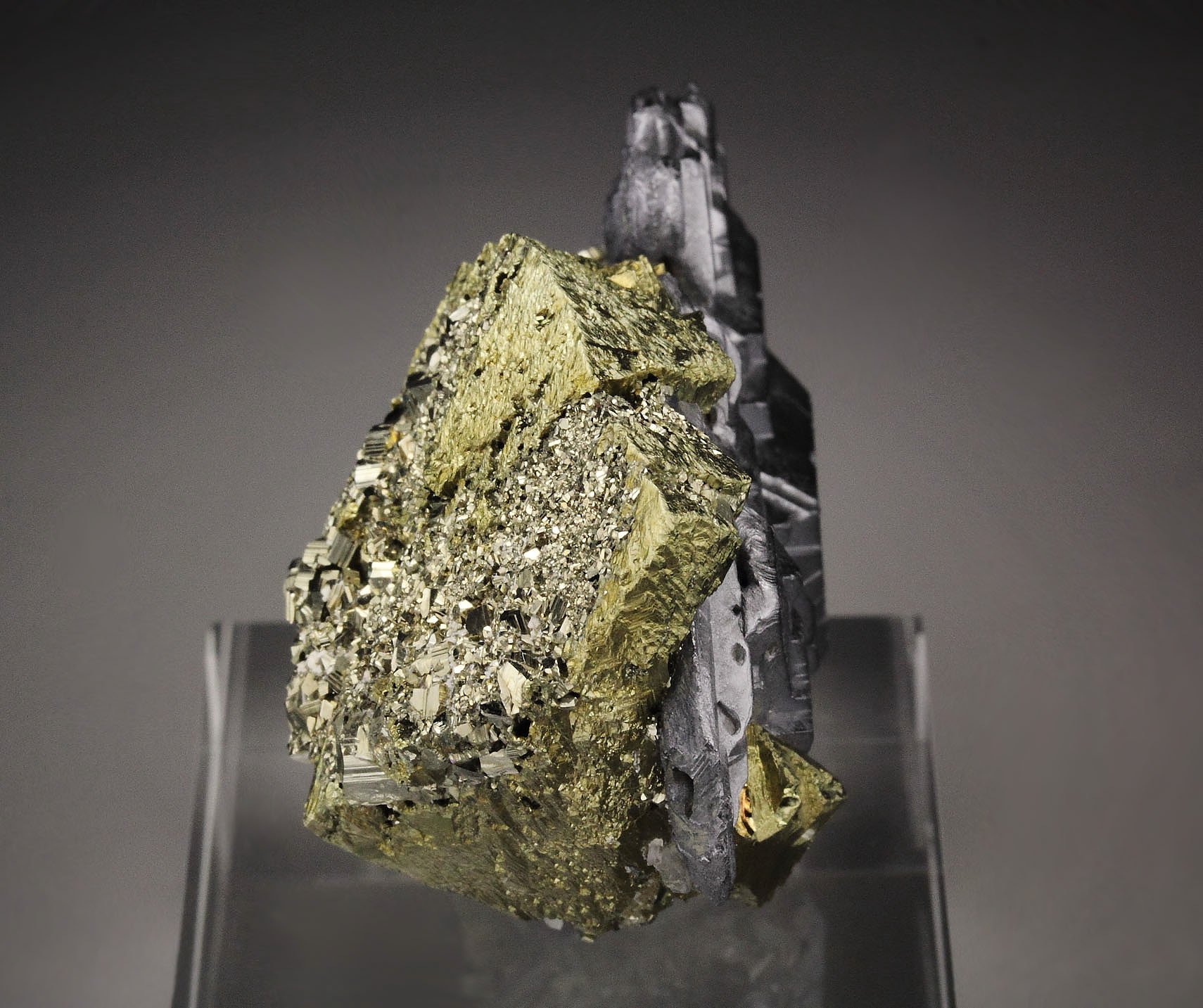 GALENA - SPINEL LAW TWIN, CHALCOPYRITE, PYRITE, QUARTZ