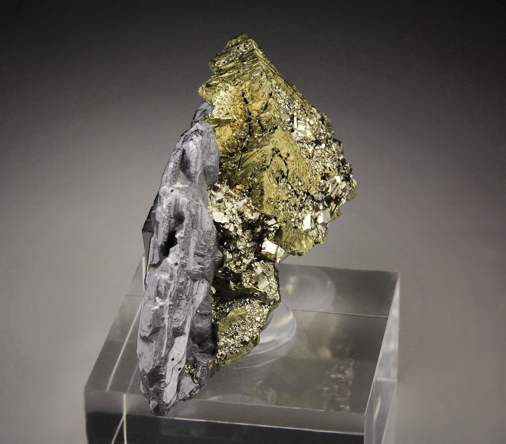 GALENA - SPINEL LAW TWIN, CHALCOPYRITE, PYRITE, QUARTZ