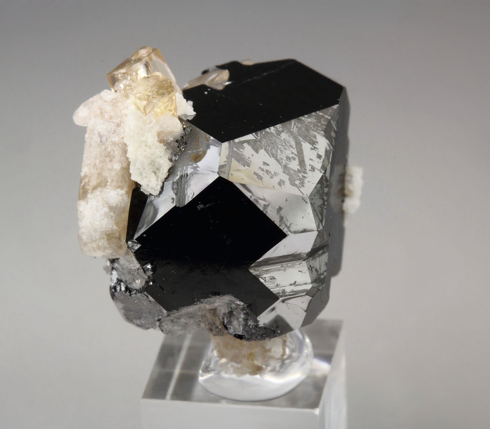 twinned BIXBYITE, gem TOPAZ