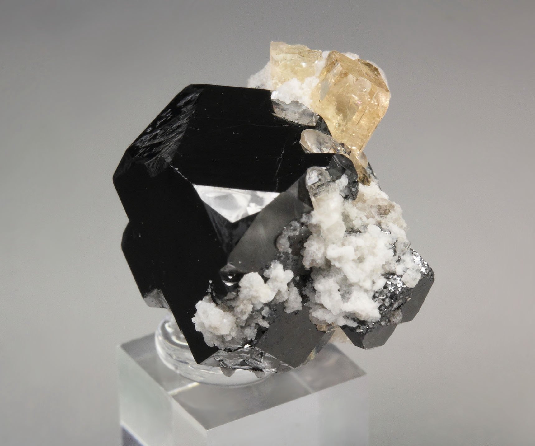 twinned BIXBYITE, gem TOPAZ