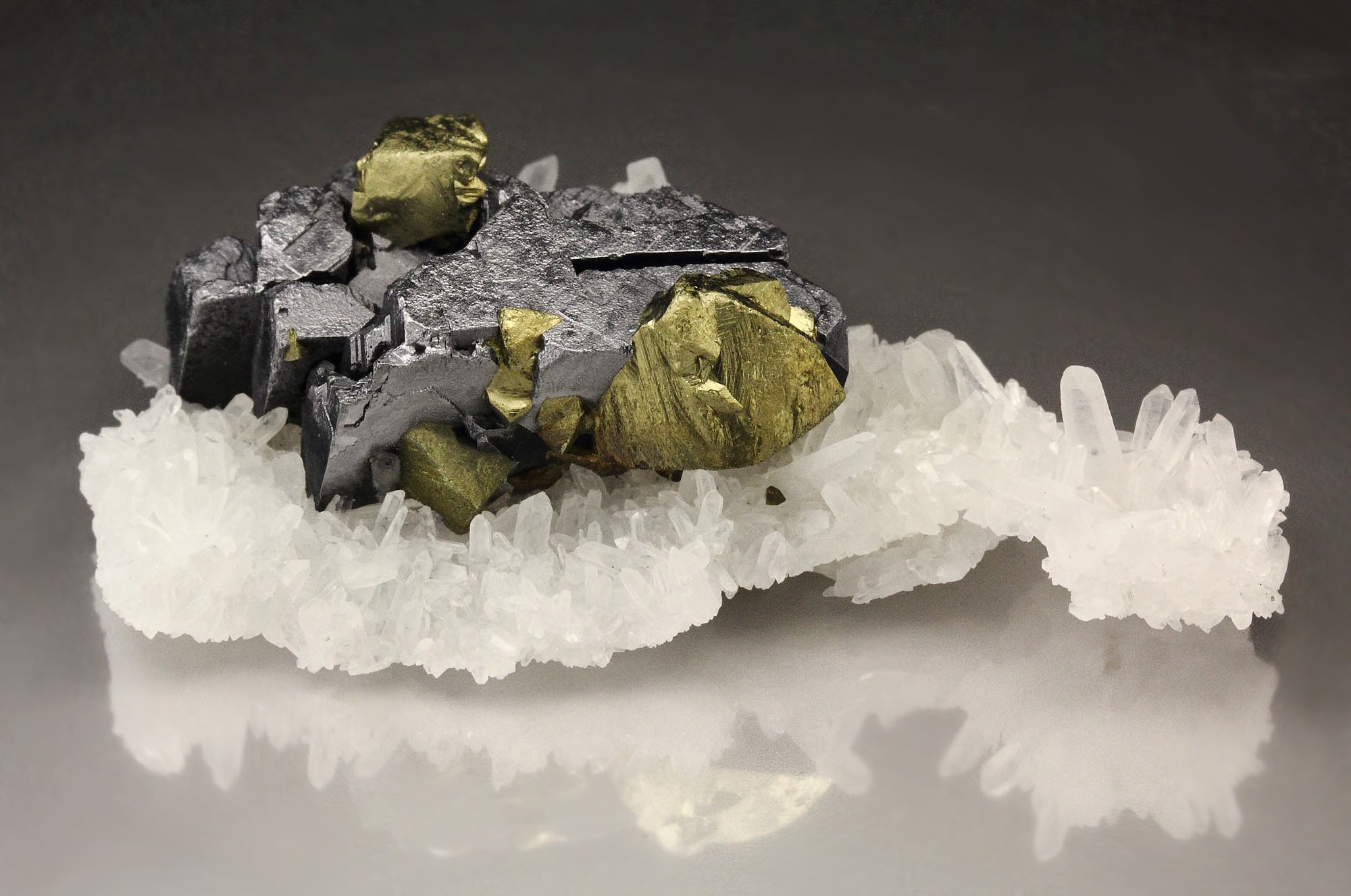 skeletal GALENA, CHALCOPYRITE, QUARTZ