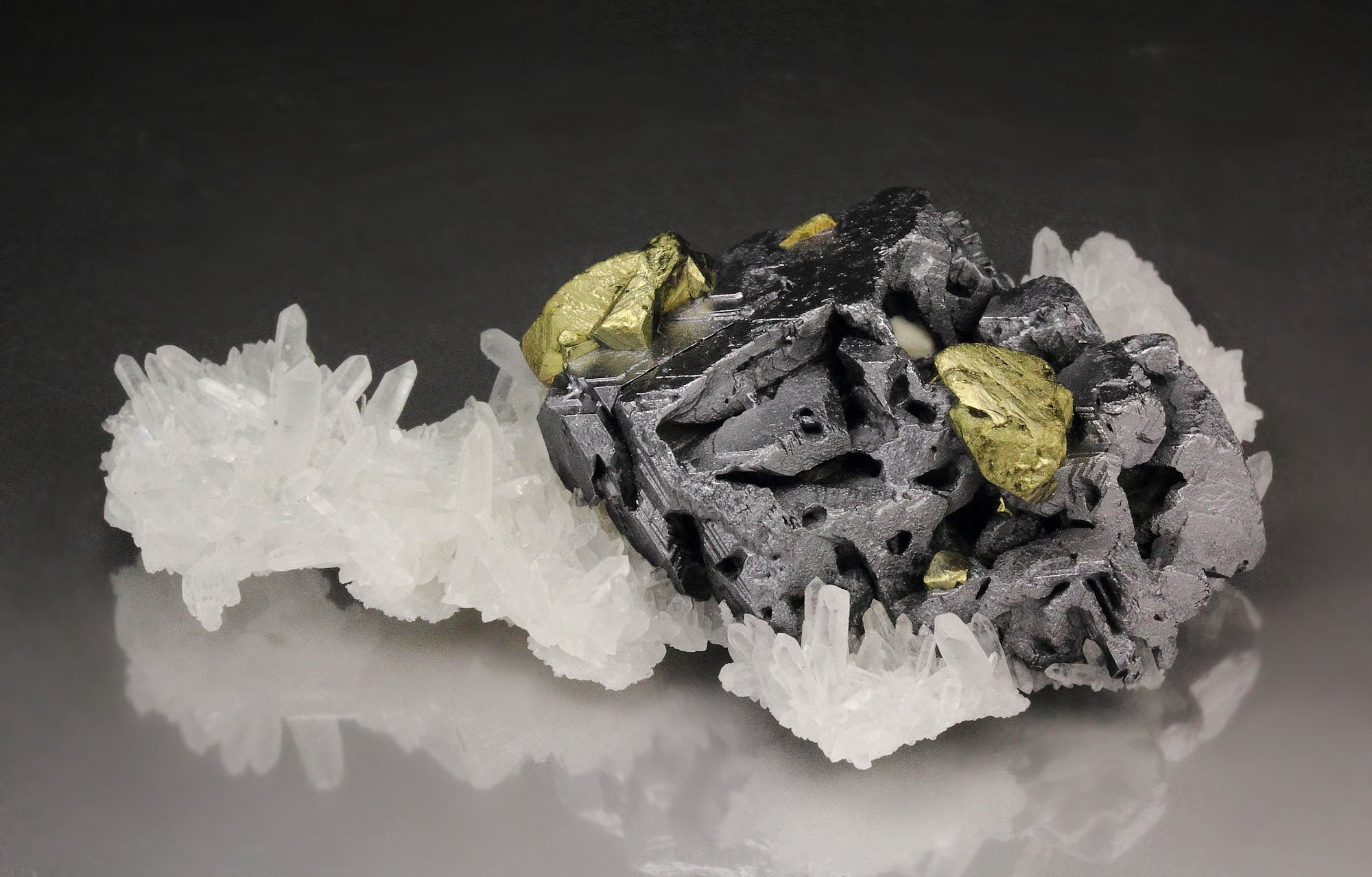 skeletal GALENA, CHALCOPYRITE, QUARTZ